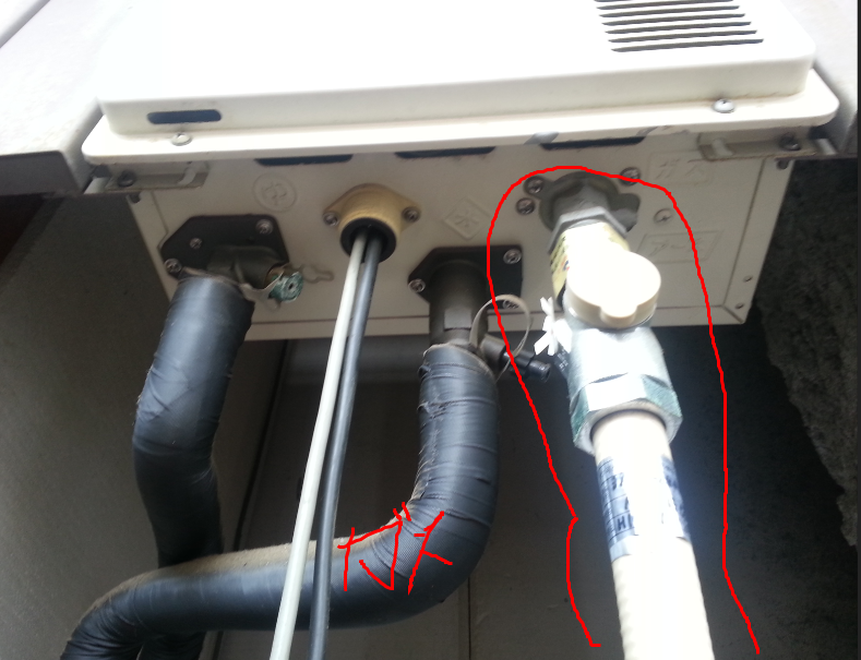 給湯器とガス本管を結ぶガス専用管　その１　ガスフレキシブル管の写真